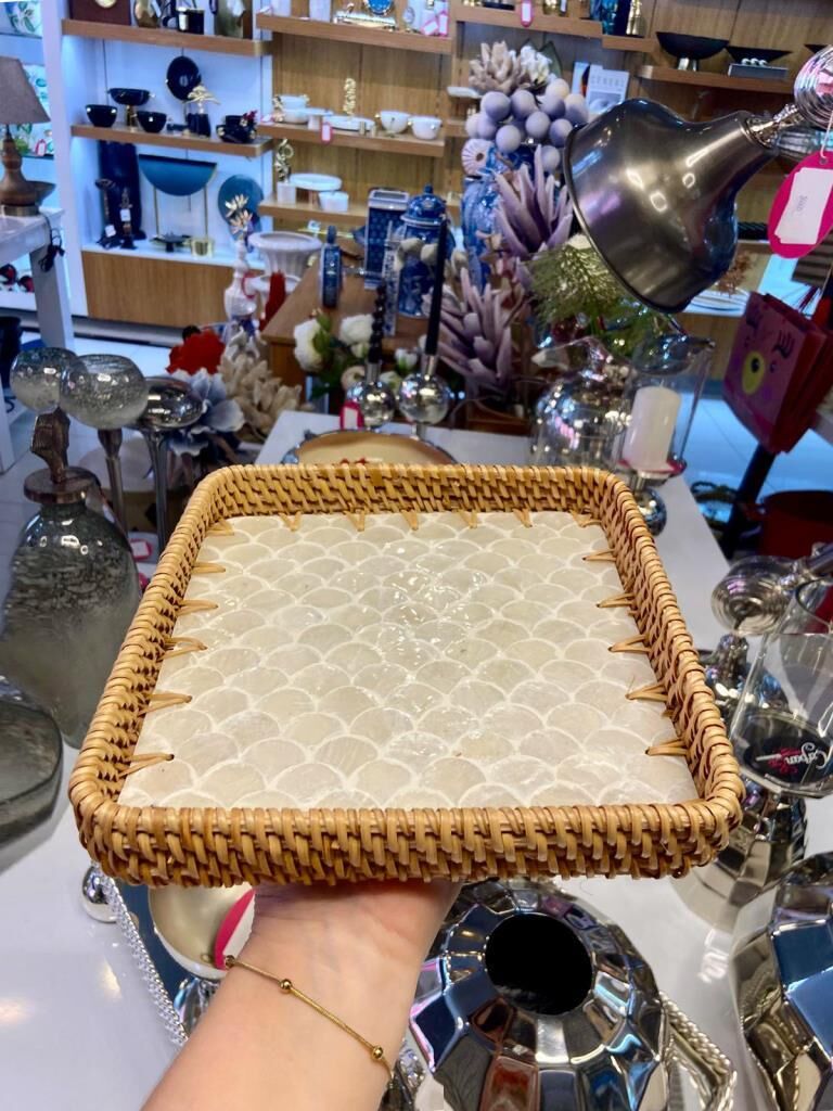 KREM SEDEFLİ RATTAN TEPSİ 21X21CM