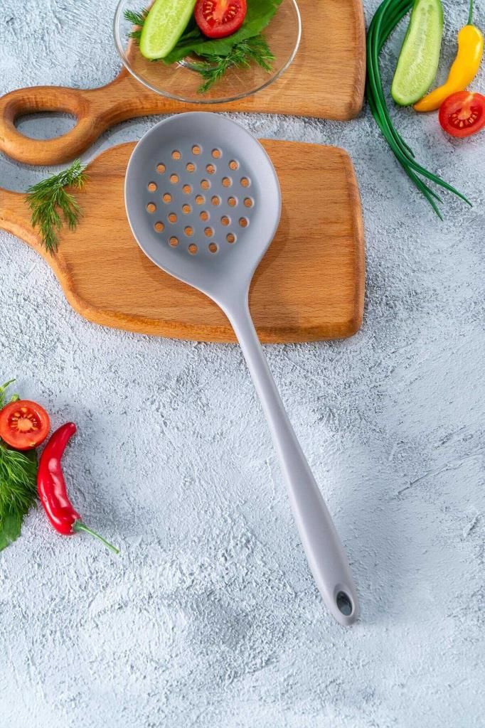 GRİ SİLİKON KEVGİR 33CM