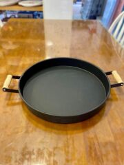 AHŞAP KULPLU SİYAH TEPSİ 36CM