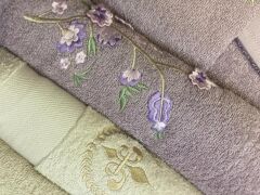 HELEN BAMBU NAKIŞLI 3D AİLE BORNOZ SETİ LİLA/BEJ