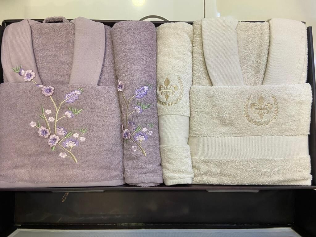 HELEN BAMBU NAKIŞLI 3D AİLE BORNOZ SETİ LİLA/BEJ