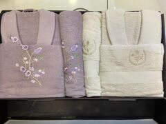 HELEN BAMBU NAKIŞLI 3D AİLE BORNOZ SETİ LİLA/BEJ