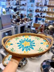 SARI MAVİ ÇİÇEK DESEN OVAL SEDEFLİ RATTAN TEPSİ 30X20CM