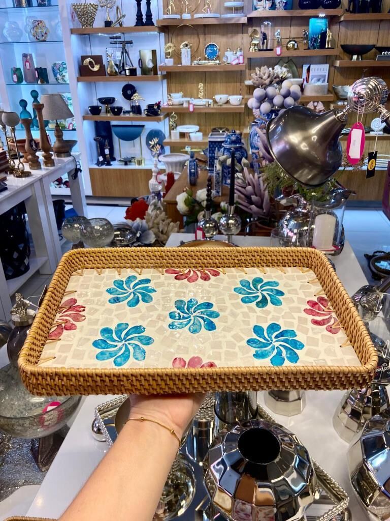 MAVİ ÇİÇEK DESEN SEDEFLİ RATTAN TEPSİ 38X24CM