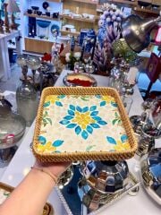 SARI MAVİ ÇİÇEK DESEN RATTAN TEPSİ 21X21CM