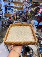 KREM SEDEFLİ RATTAN TEPSİ 21X21CM