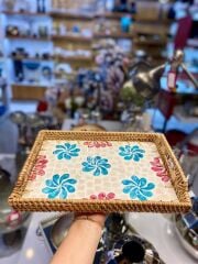 MAVİ ÇİÇEK DİKDÖRTGEN RATTAN TEPSİ 29X20CM