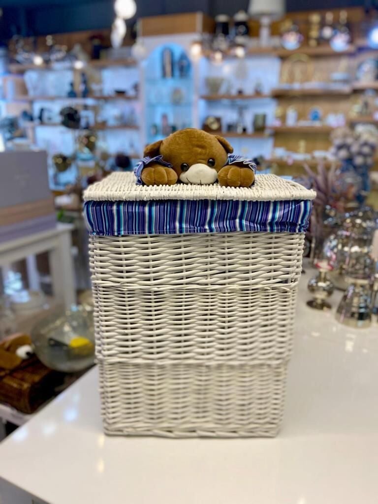 BEYAZ MAVİ PELUŞ DETAY HASIR ÇAMAŞIR/OYUNCAK SEPETİ 44X34X54CM