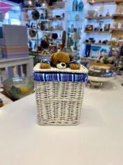 BEYAZ MAVİ PELUŞ DETAY HASIR DÜZENLEYİCİ SEPET 23X13X25CM