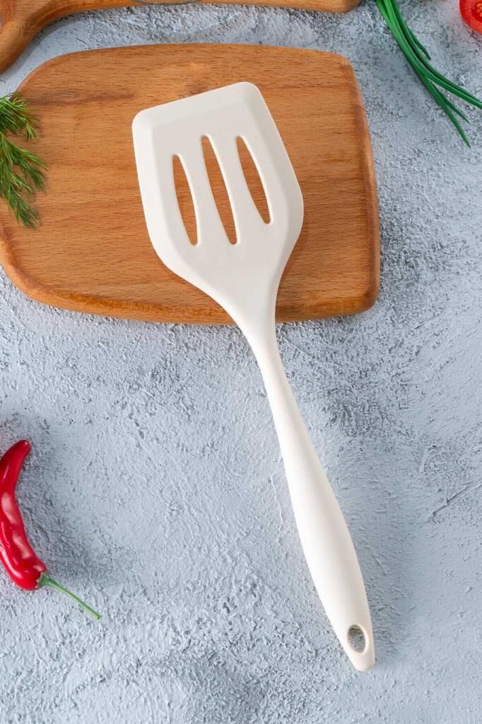 BEJ DELİKLİ SİLİKON SPATULA 20CM