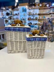 BEYAZ MAVİ PELUŞ DETAY 2'Lİ HASIR ÇAMAŞIR/OYUNCAK SEPETİ