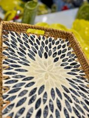 ANTRASİT KREM ÇİÇEK RATTAN SEDEFLİ TEPSİ 23X32X3CM