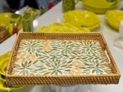 TURKUAZ ÇİÇEK RATTAN SEDEFLİ TEPSİ 26X36X5CM