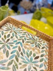 TURKUAZ ÇİÇEK RATTAN SEDEFLİ TEPSİ 23X32X3CM