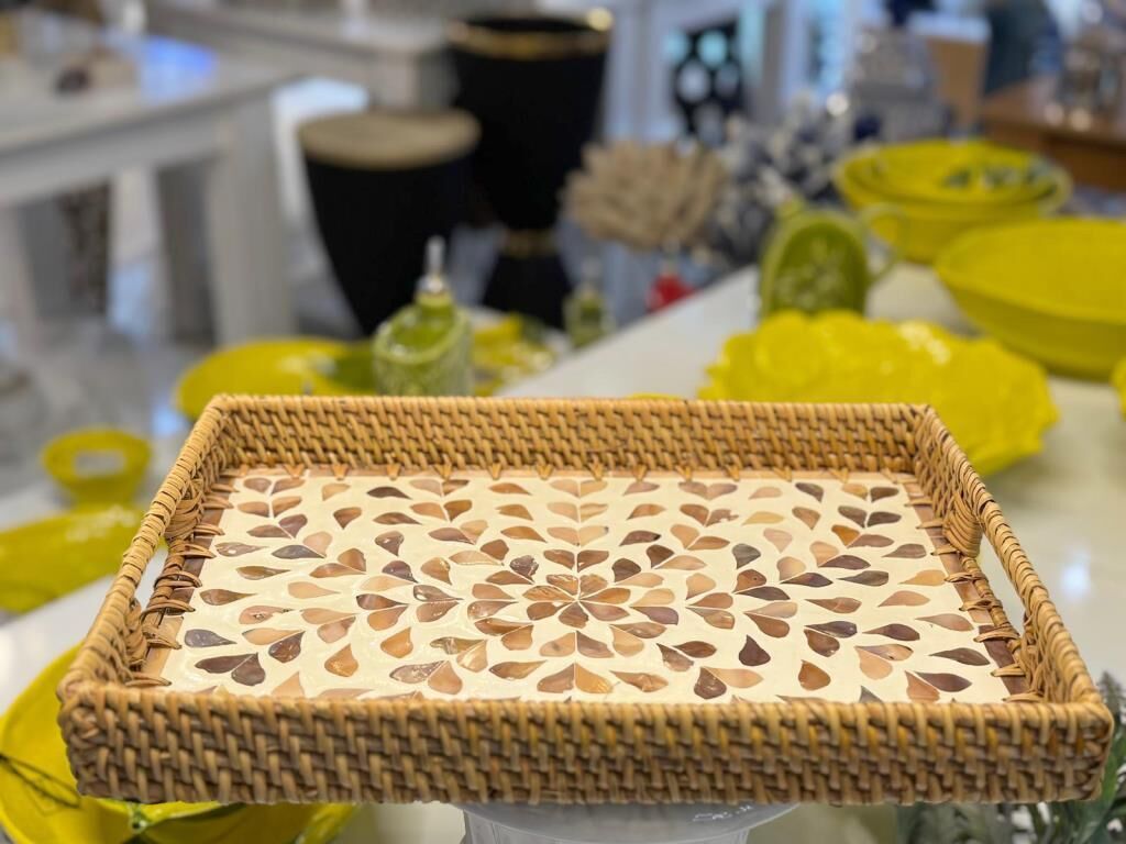 KAHVE ÇİÇEK RATTAN SEDEFLİ TEPSİ 26X36X5CM