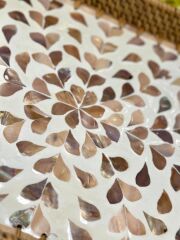 KAHVE ÇİÇEK RATTAN SEDEFLİ TEPSİ 26X36X5CM