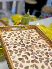 KAHVE ÇİÇEK RATTAN SEDEFLİ TEPSİ 23X32X3CM