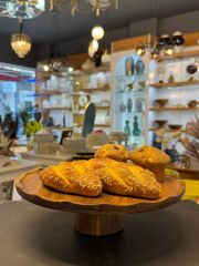 AKASYA DEKORLU AYAKLI KEK STANDI 30X9CM