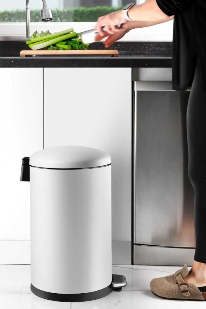 BOMBE KAPAKLI ÇÖP KOVASI 30 LİTRE MAT BEYAZ