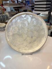 KREM SEDEFLİ YUVARLAK TEPSİ 35CM