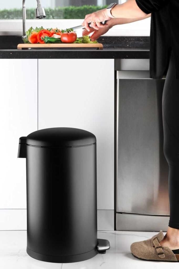 BOMBE KAPAKLI ÇÖP KOVASI 30 LİTRE MAT SİYAH