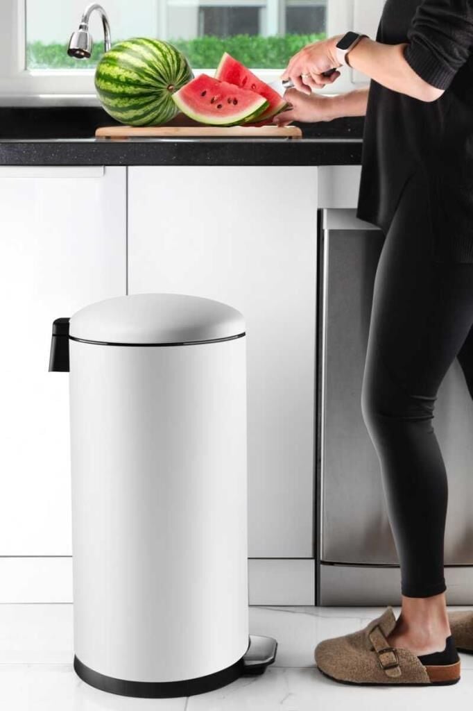 BOMBE KAPAKLI ÇÖP KOVASI 40LT MAT BEYAZ