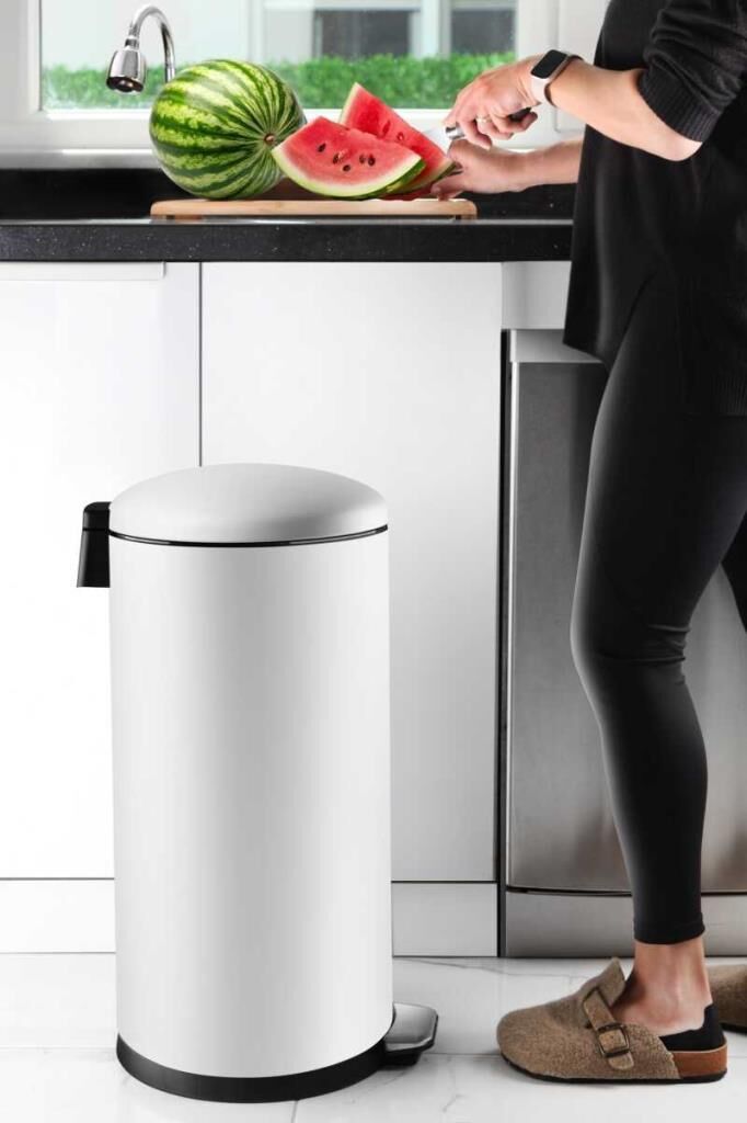 BOMBE KAPAKLI ÇÖP KOVASI 40LT MAT BEYAZ