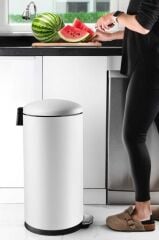 BOMBE KAPAKLI ÇÖP KOVASI 40LT MAT BEYAZ